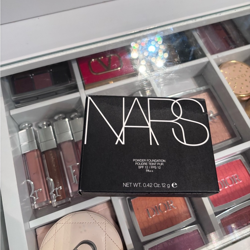 Nars          Powder foundation                       Color:light 4 Sweden 6202